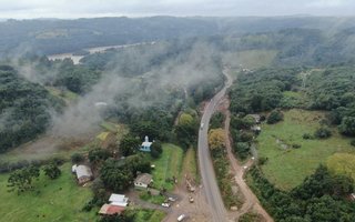 Ponte onde encosta pode deslizar na Rota do Sol, no distrito de Vila Seca, em Caxias do Sul. Na foto, ponto da obra em adutora e da torre de energia que pode cair junto. <!-- NICAID(15766862) -->