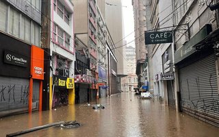 Impacto da chuva nos comércios do Centro de Porto Alegre<!-- NICAID(15762371) -->