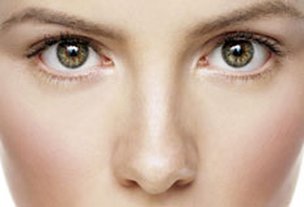 Protetor solar é imprescindível para evitar os casos de acne causada pelo sol (Divulgação)