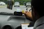 Vistoriador do Inmetro analisa lacre no taximetro do carro so senhor Ary da Silva vistoria feita na expoville taxi,inmetro,joinville,vistoria