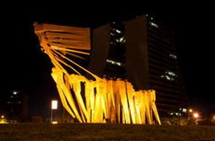 Em intervenção do Artemosfera, o Monumento aos Açorianos teve de volta a sua iluminação original (Agencia RBS/Tárlis Schneider)