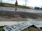Depois da chuvarada desta terça-feira, várias placas foram encontradas nas ruas de Capão da Canoa (Agencia RBS/João Vitor Santos)