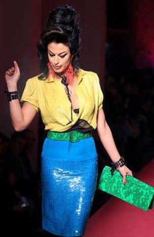Modelo com visual inspirado em Amy Winehouse na passarela de Gaultier (AFP/Pierre Verdy)