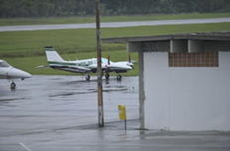 Avião bimotor fez pousado no Aeroporto de Joinville (Agencia RBS/Pena Filho)