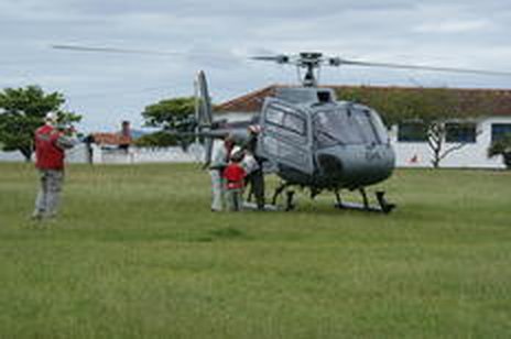 Ingrid e Gustavo foram levados de helicóptero até a Escola de Aprendizes-Marinheiros, e depois para um hotel onde ficarão na Capital (MARINHA DO BRASIL/Divulgação)