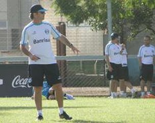 Treinador orientou um treino técnico na tarde desta sexta-feira, no Olímpico (Agência RBS/Isadora Neumann)