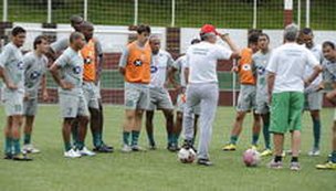 Técnico Cesar Paulista (de boné) usou o treino desta sexta-feira para conversar com o grupo (Agencia RBS/Gilmar de Souza)