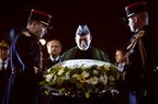 Presidente afegão, Hamid Karzai, participou de homenagem a soldados franceses mortos na guerra (AFP/Lionel Bonaventure)