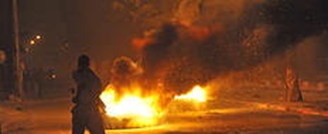 Jovens opositores queimaram pneus e bloquearam ruas da capital, Dakar (AFP/TOURE BEHAN)