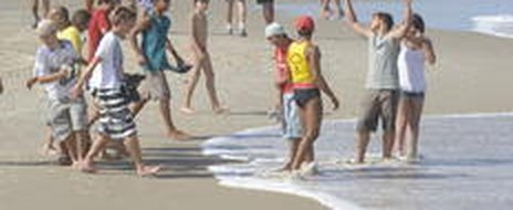 Na tarde de sexta, uma cena que deve se repetir no fim de semana: um salva-vidas orienta veranistas a saírem do mar de Tramandaí (Agencia RBS/Adriana Franciosi)
