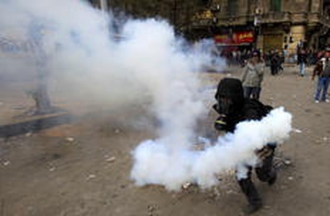 Imagem mostra manifestante mascarado pelas ruas de Cairo (AFP/Mahmud Hams)
