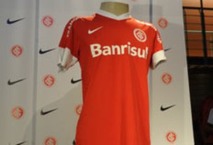 Nova camisa colorada tem barras brancas nas mangas (Ronaldo Bernardi)