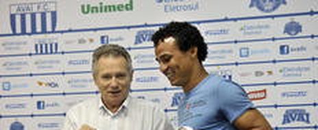 Gilmar recebeu a camisa do Leão das mãos do presidente Zunino (Agencia RBS/Edu cavalvanti)