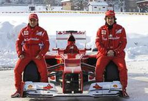 Massa e Alonso posaram na frente do novo carro (FERRARI PRESS OFFICE/ERCOLE COLOMBO)