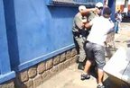 Vídeo publicado na internet flagrou momento em que policial agride adolescente (Reprodução, YouTube)
