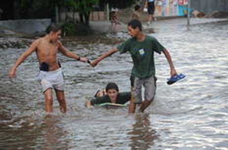 Chuva forte alagou ruas e levou crianças a brincarem na água em Santa Maria (Agencia RBS/Jean Pimentel)