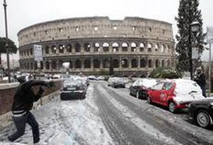 Antigo cenário de lutas, o Coliseu assiste agora à briga dos italianos para manter o padrão que já foi símbolo de boa vida (AP/Riccardo De Luca)