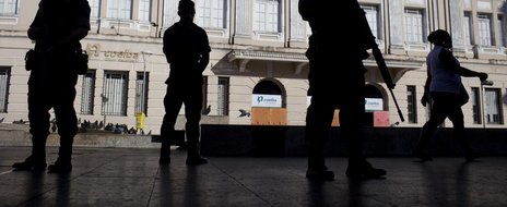 Tropas federais permanecem cercando à Assembleia Legislativa da Bahia, em Salvador (Agência Estado/Luciano da Matta,Agência A Tarde)