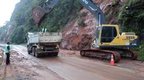 Técnicos da Autopista Planalto Sul trabalharam durante todo o dia na remoção de uma pedra de quase cinco toneladas (Divulgação/Centro de Operações da Autopista Planalto Sul)