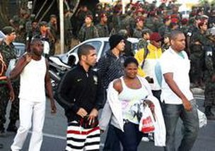 Policiais grevistas e familiares desocuparam prédio da Assembleia baiana nesta quinta-feira (AE/Eduardo Martins)