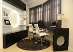 O home office tem dois ambientes distintos: um mais claro e lúdico, que funciona como sala de leitura, e outro mais sóbrio, onde está a bancada com o desktop e o notebook (Agencia RBS/Porthus Junior)