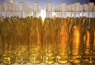Linha de produção cresce na Maine Mead Works, em Portland, Maine (NYTNS/Craig Dilger)