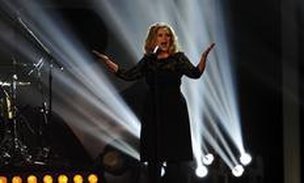 Adele em performance no Brit Awards (AFP/LEON NEAL)