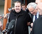Kim Dotcom deixa o tribunal em Auckland, na Nova Zelândia (AFP/Michael Bradley)
