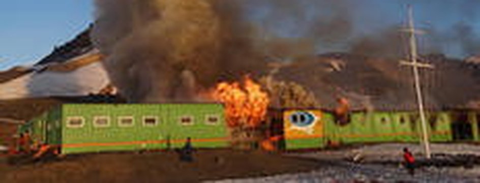 Imagem da Armada de Chile mostra fogo consumindo a estação brasileira (Divulgação/Armada de Chile)