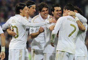 Equipe do Real Madrid abraça Cristiano Ronaldo (AFP/Javier Soriano)