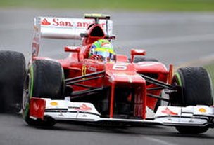 Para piorar a má fase de Felipe Massa, Alonso está entre os líderes do campeonato (AFP/William West)