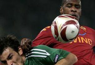 Zagueiro, de 33 anosm, quer permanecer na Europa (AP/Riccardo De Luca)