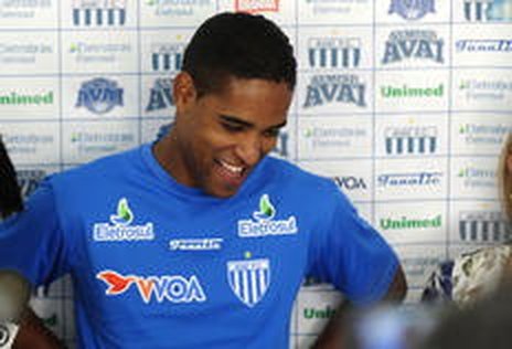 Cleber voltou a dizer que seu desejo é ficar no Avaí e levar o time à Série A (Agencia RBS/Daniel Conzi)