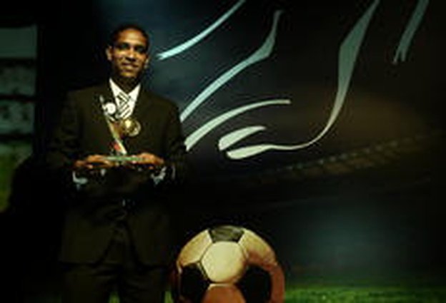 Cleber Santana recebeu dois troféus nesta segunda-feira (Agencia RBS/Flávio Neves)