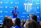 Atacante Nunes exibe o novo uniforme do Leão no desfile (Agencia RBS/Jessé Giotti)