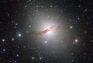 Imagem permite apreciar a natureza elíptica da galáxia, que aparece na forma alongada das regiões exteriores mais tênues (Divulgação/ESO)