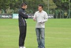 Tiago Volpi (à esquerda) ao lado do gerente de futebol alvinegro, Marcos Moura Teixeira (Agência RBS/André Podiacki)