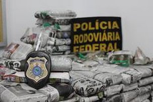 Frascos estavam enrolados em jornal estrangeiro dentro de bolsas e mochilas (Polícia Rodoviária Federal/Divulgação)