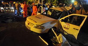 Vítimas, que estavam em uma Parati e em um Stilo, foram levadas para hospitais da Capital (Agência RBS/Bruno Alencastro)