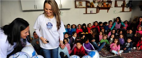 Funcionários da Jadi Eletronics levaram os brinquedos até a escola (Roni Rigon)