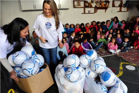 Funcionários da Jadi Eletronics levaram os brinquedos até a escola (Roni Rigon)