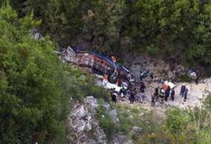 Ônibus caiu de penhasco na região de Himara (AP/AP)