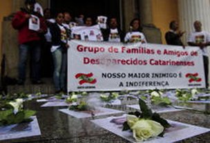 Rosas e fotos foram espalhadas na escadaria da Catedral em Florianópolis (Agencia RBS/Guto Kuerten)