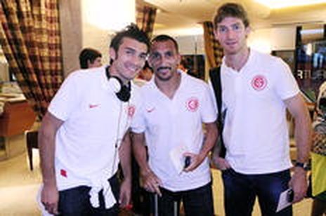 Na concentração do Inter, no Rio, os argentinos Dátolo, Guiñazu e Bolatti (Inter/Alexandre Lops)