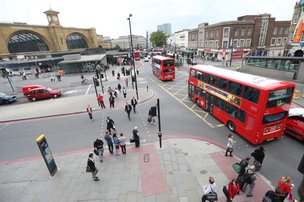 Ônibus chegam pontualmente às paradas na ruas da cidade inglesa (Emerson Souza)