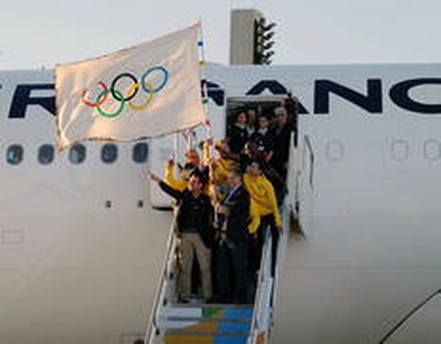 A bandeira olímpica ficará exposta, provisoriamente, no Palácio da Cidade (AFP/Vanderlei Almeida)