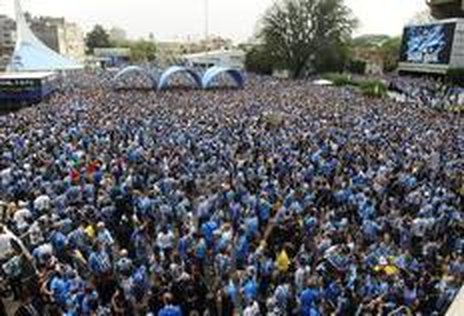 Os torcedores do Grêmio se concentraram no Olímpico para o abraço simbólico ao redor do estádio (Agencia RBS/Ricardo Duarte)