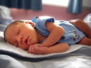 Dormir de lado é a posição mais indicada para o sono tranquilo (Divulgação/Sam Hatch,stock.xchng)