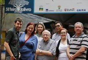 Coautores conheceram Verissimo em encontro na Feira (Agencia RBS/Félix Zucco)