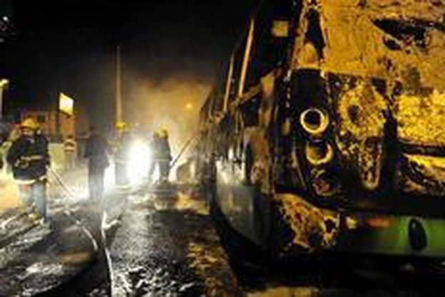 Ônibus foi destruído em atentado no Bairro Ingleses, em Florianópolis (Agencia RBS/Cristiano Estrela)